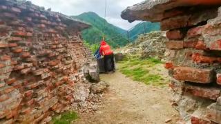 Automat de bilete, dus cu elicopterul la Cetatea Poienari, ca să nu fie cărat pe cele 1.800 de trepte - VIDEO