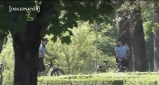 Poliţia din Timişoara patrulează pe biciclete. Agenţii locali reuşesc să întoarcă toate privirile