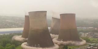 Patru turnuri de răcire din Marea Britanie, puse la pământ printr-o explozie spectaculoasă