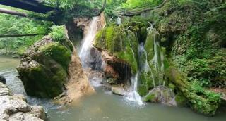 Cascada Bigăr s-a prăbuşit sub privirile turiştilor: "A făcut un zgomot foarte puternic. Aşa, ca de tunet" - VIDEO