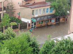 Prelungirea Ghencea, inundată după o ploaie de 30 de minute. Şoferii şi-au avariat mașinile, apa depășea un metru în anumite zone