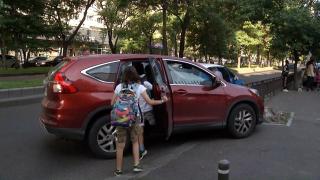 Gravidele şi părinţii ar putea beneficia de parcări speciale. Proiectul este uşor de votat, mai greu de pus în practică