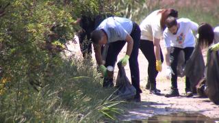 Klaus Iohannis a strâns gunoaie pe malul Argeșului, în campania „Let’s Do It, Romania!”. „Natura nu este groapă de gunoi”