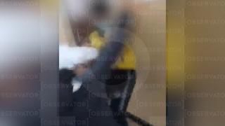 Elevă bătută cu sălbăticie şi umilită de mai mulţi băieţi, pe holul unei şcoli din Prahova. Ceilalţi colegi s-au amuzat pe seama situaţiei