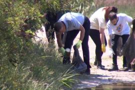 Iohannis a strâns gunoaiele de pe malul Argeşului. Mesajul preşedintelui: "Marginea drumului nu e groapă de gunoi"