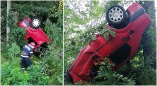 Șofer bulversat, nu știe cum a ajuns cu Loganul atârnat de copac. Imagini spectaculoase filmate în Argeș