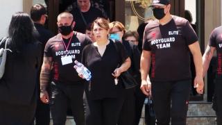 Soţia şi fiica omului de afaceri ucis în atentatul din Arad trăiesc într-o permanentă stare de frică. Scene desprinse din filme la înmormântare: Două firme de pază, angajate