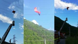 Un parapantist a rămas agățat la 20 de metri înălțime, între firele de înaltă tensiune, în apropiere de Brazi