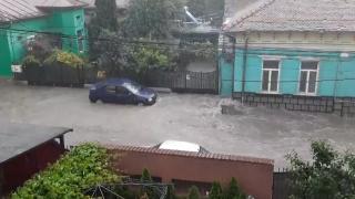 Vremea capricioasă a făcut prăpăd în mai multe judeţe. Ploile vor continua până la sfârşitul săptămânii