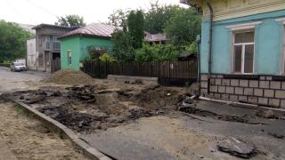 Ploaia torenţială din Craiova a lăsat în urmă o imagine dezolantă: Gospodării distruse şi un crater uriaş în mijlocul unei şosele