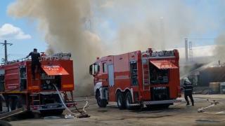 Explozie urmată de un incendiu, la o companie din Pitești. Trei rezervoare cu păcură puteau sări în aer