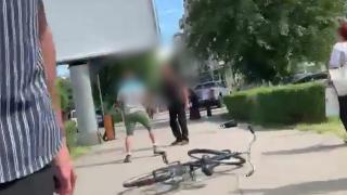 Un bărbat a fost înjunghiat pe stradă, în plină zi, în râsetele trecătorilor. S-a întâmplat în Deva