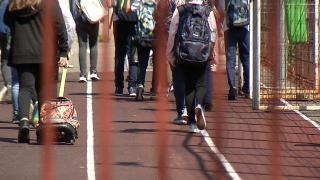 Anchetă internă după ce o elevă a fost bătută pe holul unei şcoli din Prahova: ''Nu avem pază. Se poate intra fără probleme în şcoală''