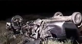 Un tânăr a scăpat ca prin minune cu viață, după ce a intrat pe contrasens și s-a izbit cu mașina de un TIR, lângă Alexandria