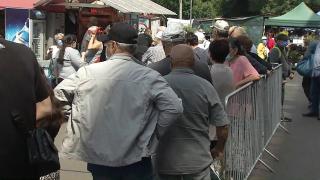 În Piaţa Obor, frica de vaccin s-a vindecat cu mici! Cine se imunizează, primeşte trei mici cu de toate