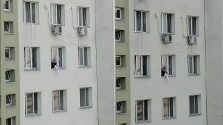 Inconştienţă fără margini. O tânără din Bucureşti a ieşit să se relaxeze pe geam la etajul 9 al unui bloc