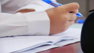 Un copil din Constanţa, bătut cu cruzime de 11 colegi. Mama băiatului cere disperată ajutor: "I-au spus că taică-su face parte din ISIS, că omoară oameni"