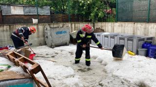 Ploile şi grindina au făcut prăpăd în toată România: "E compromisă şi agricultura, şi tot ce e. Nu avem ce să le mai facem"