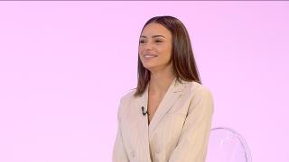 Televiziunea şi muzica merg mână în mână pentru Cosmina Adam. Artista a lansat o nouă piesă