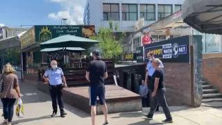 Polițiști de la Locală umiliți de un tânăr, în plină stradă, la Galați: "Pac, pac, pac și-am plecat!"