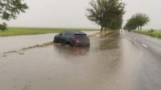 Fenomenele meteo severe au făcut prăpăd în ţară: Furtuni de vară cu grindină, o tornadă în formare şi şosele înghiţite de ape