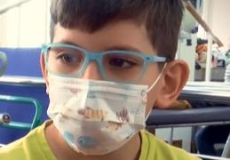 Artur, un băiețel de 11 ani, s-a născut cu tetrapareză spastică. Micuțul își dorește o şansă la normalitate. Cum îl puteți ajuta