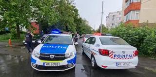 VIDEO Explozii în subteran pe o stradă din Constanţa, posibil din cauza unor acumulări de gaze. Focul iese din pământ la aproximativ doi metri de un bloc