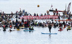 Proteste neobișnuite la summitul G7. În caiace, bărci de tot felul sau chiar pe plăci de surf, manifestanții au vrut să-şi facă vocea auzită