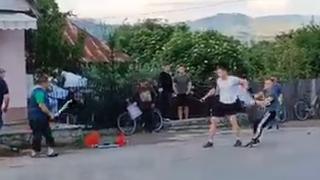 Bătaie ca-n filme, cu mese şi scaune, în faţa unui bar din Târgu Ocna. Câţiva tineri, viitori gardieni, s-au încăierat cu localnicii