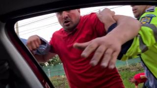 Cazul bărbatului bătut de față cu poliția, la Buzău. Ministrul de Interne spune la televizor că România e țară sigură și că a trimis Corpul de Control