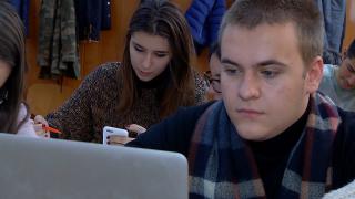 Bani de la stat pentru tineri ca să îşi achiziţioneze un calculator. Ce condiţii trebuie îndeplinite