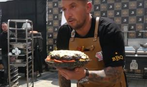 Burger de 1000 de euro cu foiţă de aur şi caviar, preparat de Chef Iulian Olaru, fost concurent Chefi la Cuţite, în cadrul unui eveniment culinar din Alba