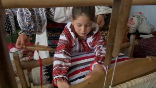 Zeci de copii au ocazia să înveţe meşteşugul ţesutului la războaie vechi de 100 de ani, de la un meşter popular din Gorj