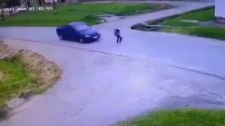 Momentul în care un elev de 8 ani este spulberat pe o şosea din Mureş. Accidentul a fost surprins de o cameră de supraveghere