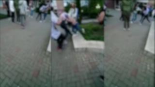 Cinci tinere s-au luat la bătaie în plină stradă din cauza unei postări pe Facebook, în Târgu Frumos. Conflictul a fost filmat de un martor