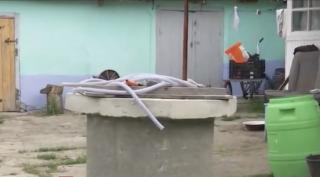 Sute de oameni dintr-un sat botoşănean trăiesc de mai bine de 30 de ani fără nicio sursă de apă potabilă. Autorităţile locale ridică din umeri