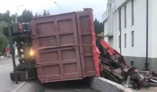 Momentul în care un TIR încărcat cu fier vechi se răstoarnă şi cade peste gardul unei biserici, într-o localitate suceveană