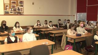 Alocaţiile copiilor cresc abia de anul viitor. Guvernul pregătește o ordonanță care să abroge majorarea din vară