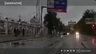 Momentul dramatic în care un BMW se rupe în două, după ce loveşte cu viteză un stâlp, pe un drum din Odessa - VIDEO