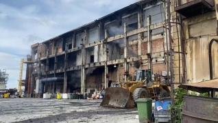 Incendiu fără sfârşit: Focul de la incineratorul de deșeuri de la Brazi continuă să ardă chiar şi după două săptămâni