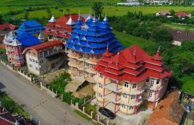 Palatele romilor din Huedin, propuse pe lista obiectivelor turistice. Manex, proprietar: "Am luat un model după interneturi, ne place Versaci"