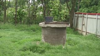 Cerchejeni, satul din Botoșani în care oamenii trăiesc cu apă de ploaie. Sunt nevoiți să care butoaie de la 5 kilometri distanță