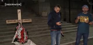 Protest cu sicriu, lumânări, coroane şi colivă, în faţa Primăriei Sectorului 1