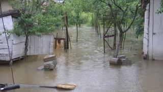 Ploile torenţiale au făcut prăpăd în estul ţării, mai multe familii au fost nevoite să fugă din calea apelor. 10 judeţe sunt în continuare sub cod portocaliu