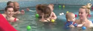 Înotul, o alegere sănătoasă pentru copii: "Bebeluşii au reflexul de scufundare încă din burtica mamei"