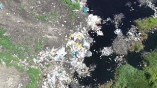 Bomba cu ceas de lângă noi. Deșeuri medicale, seringi și teste Covid cu sânge stau pierdute pe drumuri, în pământ sau în apă