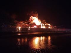 Flăcări uriaşe au înghiţit un depozit de mase plastice din Bârlad. Totul s-a topit în câteva minute