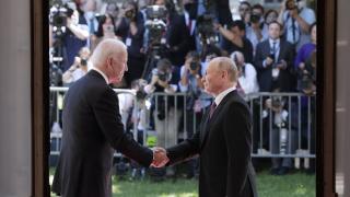 Zâmbete reţinute şi o strângere de mână rapidă, imaginile cu Joe Biden şi Vladimir Putin care fac înconjurul lumii