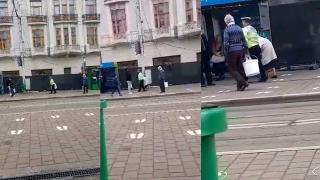 Poliţist din Iaşi, gest emoţionant pentru o femeie bătrână: A ajutat-o să ajungă în staţia de tramvai