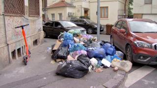 Sufocaţi de gunoaie, locuitorii din Sectorul 1 au găsit soluţii disperate. Le ascund în alte sectoare